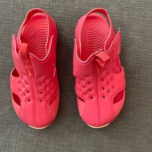 Toddler size 9 pink Nike Sunray Protect 2 sandal